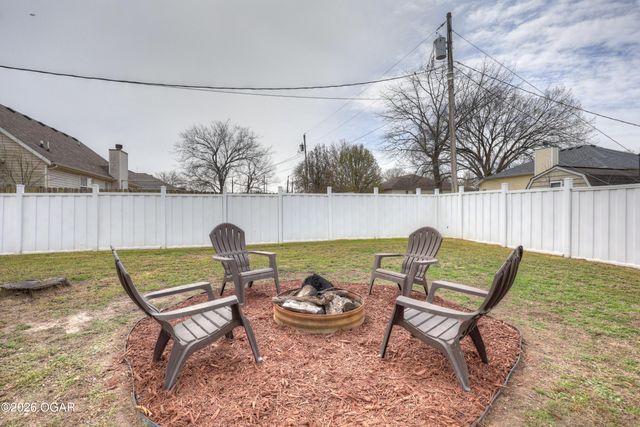 2038 Blue Jay Drive, Webb City, MO 64870