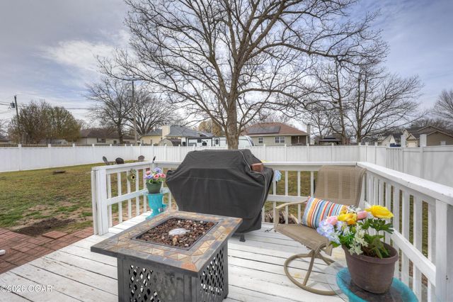 2038 Blue Jay Drive, Webb City, MO 64870