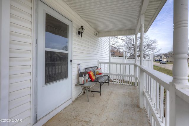 2038 Blue Jay Drive, Webb City, MO 64870