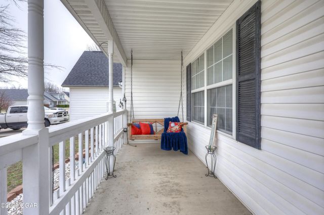 2038 Blue Jay Drive, Webb City, MO 64870