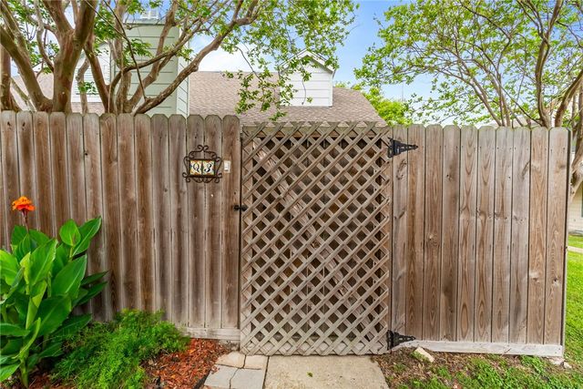 7252 The Mansions Dr, Corpus Christi, TX 78414