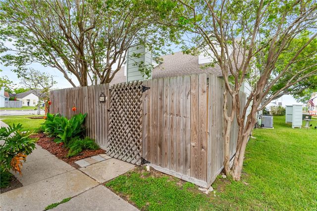 7252 The Mansions Dr, Corpus Christi, TX 78414