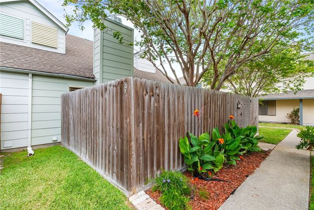 7252 The Mansions Dr, Corpus Christi, TX 78414