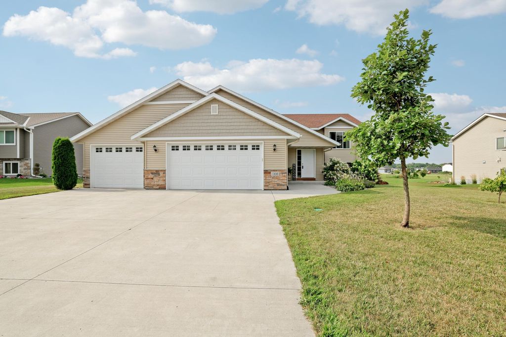 1108 Mulberry Avenue NE, Montgomery, MN 56069 — exterior