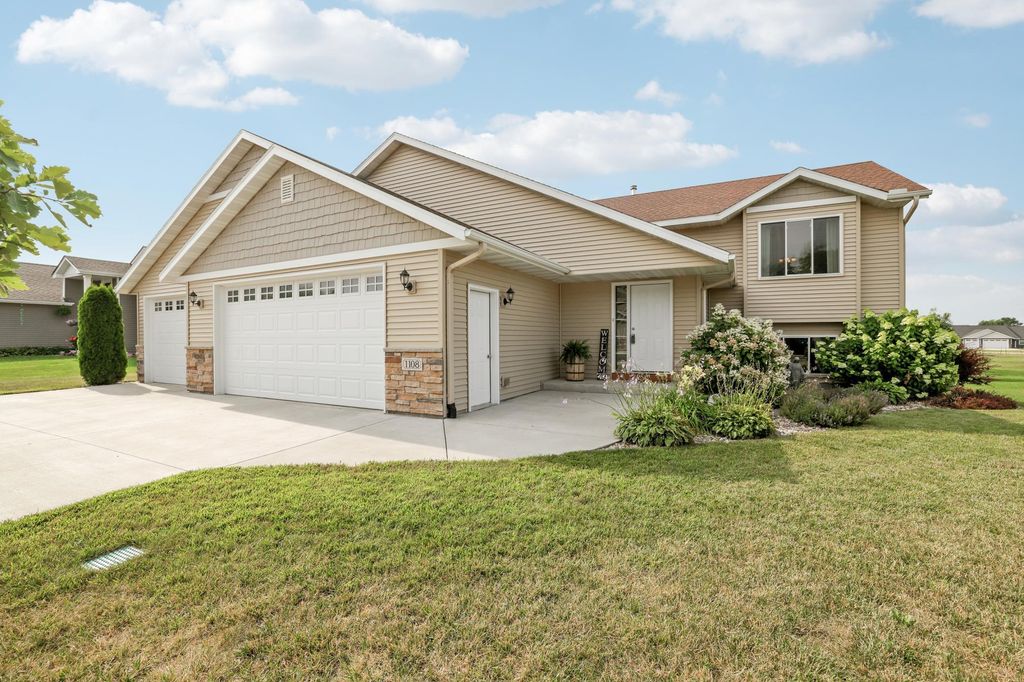 1108 Mulberry Avenue NE, Montgomery, MN 56069 — photo 2