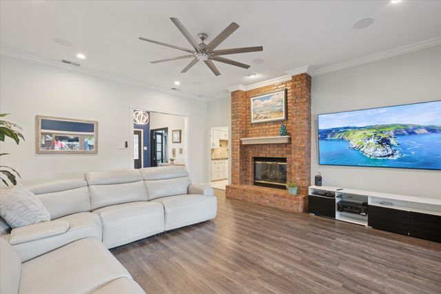 325 Cottonwood Lane, Hurst, TX 76054