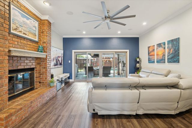 325 Cottonwood Lane, Hurst, TX 76054