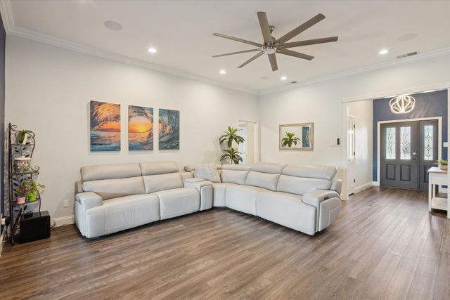 325 Cottonwood Lane, Hurst, TX 76054