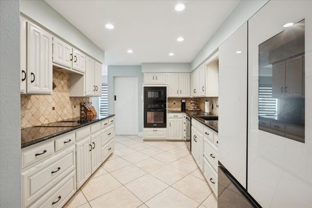 325 Cottonwood Lane, Hurst, TX 76054