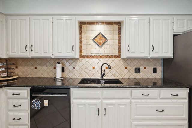 325 Cottonwood Lane, Hurst, TX 76054