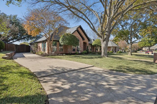 325 Cottonwood Lane, Hurst, TX 76054