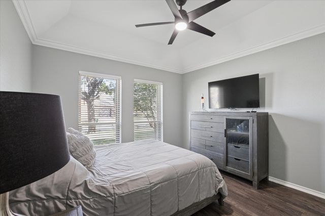 325 Cottonwood Lane, Hurst, TX 76054