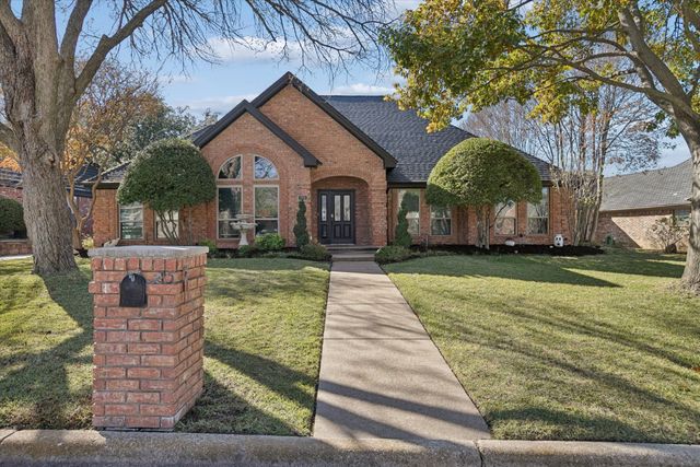 325 Cottonwood Lane, Hurst, TX 76054