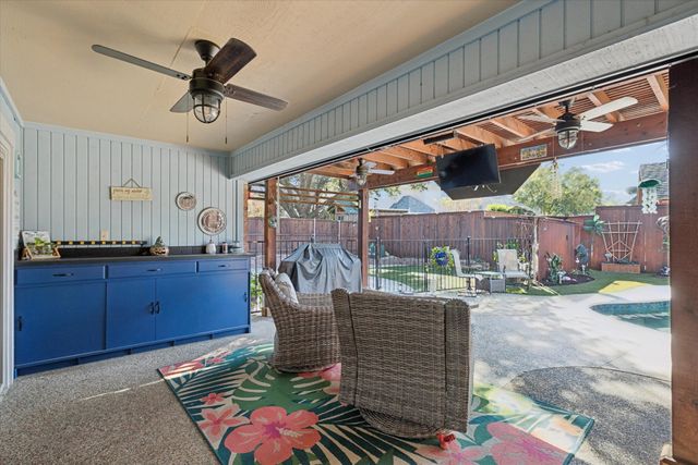 325 Cottonwood Lane, Hurst, TX 76054