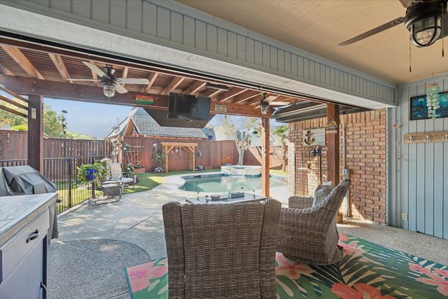 325 Cottonwood Lane, Hurst, TX 76054