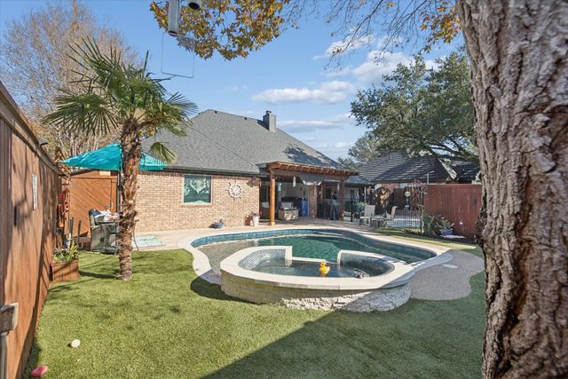 325 Cottonwood Lane, Hurst, TX 76054