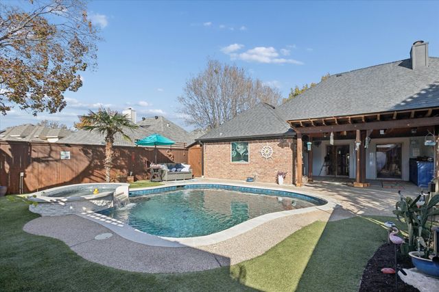 325 Cottonwood Lane, Hurst, TX 76054