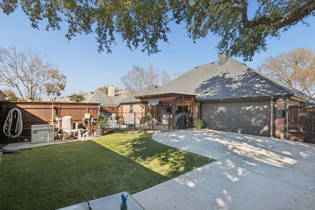 325 Cottonwood Lane, Hurst, TX 76054