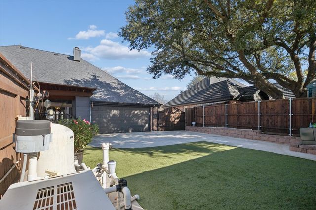 325 Cottonwood Lane, Hurst, TX 76054