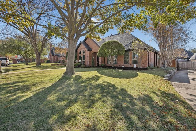 325 Cottonwood Lane, Hurst, TX 76054