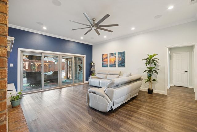 325 Cottonwood Lane, Hurst, TX 76054