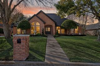 325 Cottonwood Lane, Hurst, TX 76054