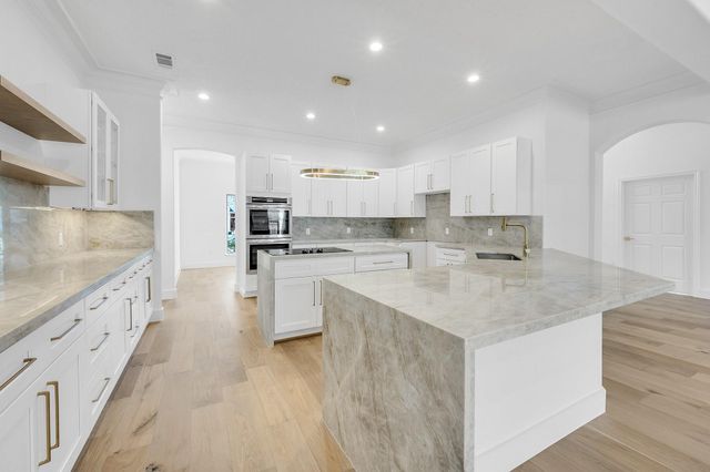 686 Edgewood Drive, Montgomery, TX 77356