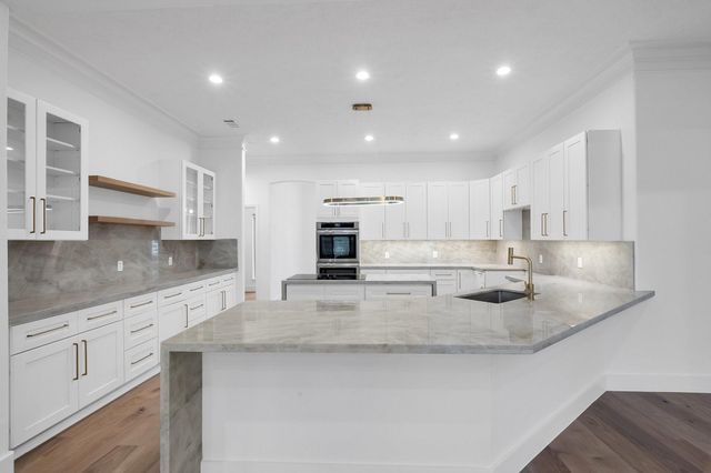 686 Edgewood Drive, Montgomery, TX 77356