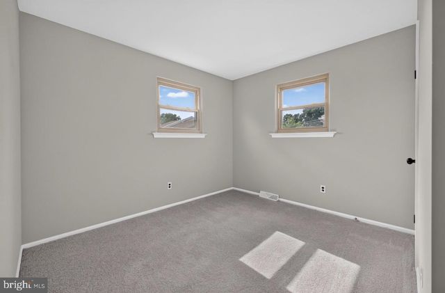 21 UPLAND RD, Brookhaven, PA 19015