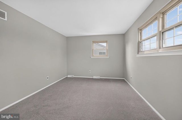 21 UPLAND RD, Brookhaven, PA 19015