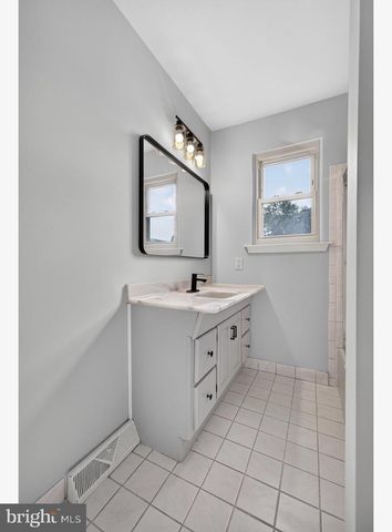 21 UPLAND RD, Brookhaven, PA 19015