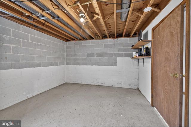 21 UPLAND RD, Brookhaven, PA 19015