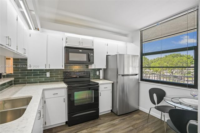 3516 Whitehall Drive 301, West Palm Beach, FL 33401