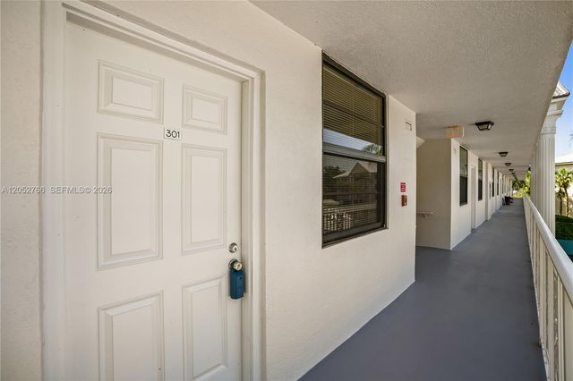 3516 Whitehall Drive 301, West Palm Beach, FL 33401