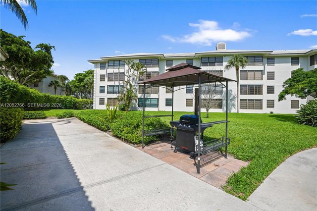 3516 Whitehall Drive 301, West Palm Beach, FL 33401