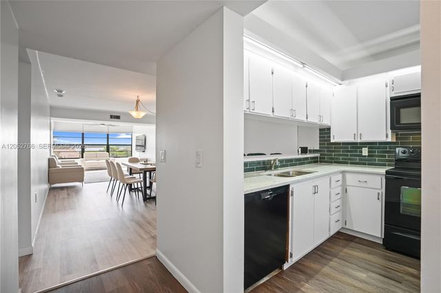 3516 Whitehall Drive 301, West Palm Beach, FL 33401