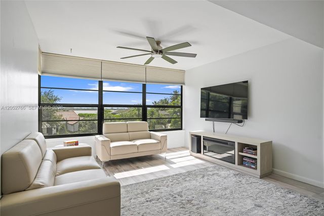 3516 Whitehall Drive 301, West Palm Beach, FL 33401