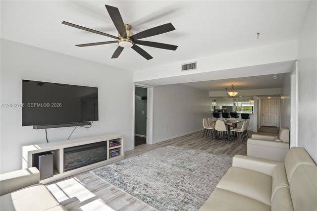 3516 Whitehall Drive 301, West Palm Beach, FL 33401