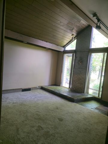 40 Division St, Easthampton, MA 01027