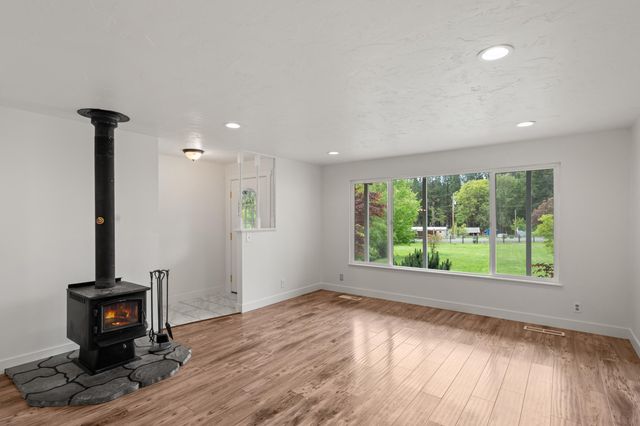 198 Hessar Street, Grants Pass, OR 97527