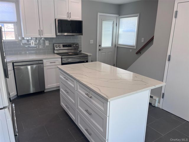 3 Birch Court E, East Farmingdale, NY 11735