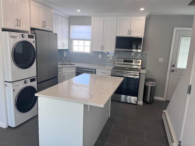 3 Birch Court E, East Farmingdale, NY 11735