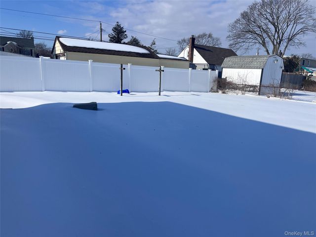 3 Birch Court E, East Farmingdale, NY 11735