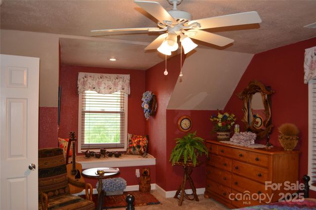 394 Hummingbird Lane, Elk Park, NC 28622