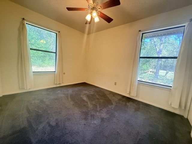 109 Pine Cone LN, Elgin, TX 78621