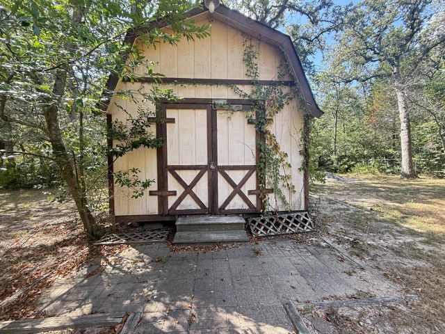 109 Pine Cone LN, Elgin, TX 78621