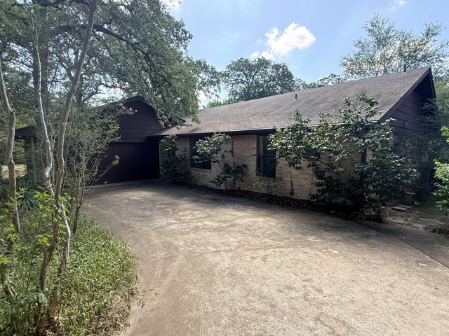 109 Pine Cone LN, Elgin, TX 78621