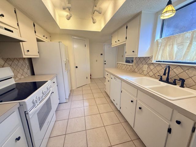 109 Pine Cone LN, Elgin, TX 78621