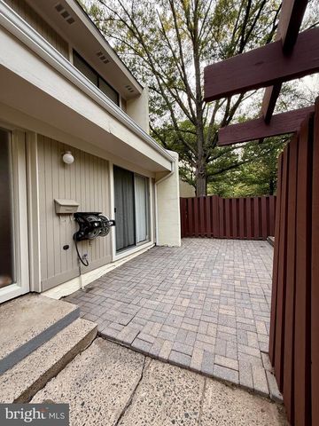 2379 SOUTHGATE SQ, Reston, VA 20191