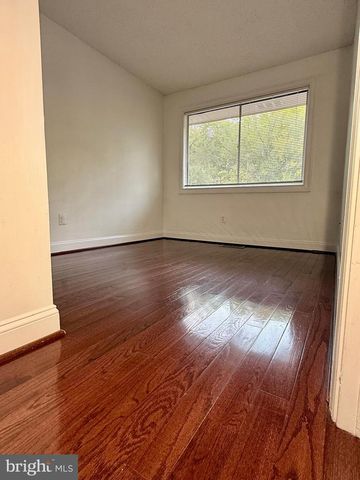 2379 SOUTHGATE SQ, Reston, VA 20191